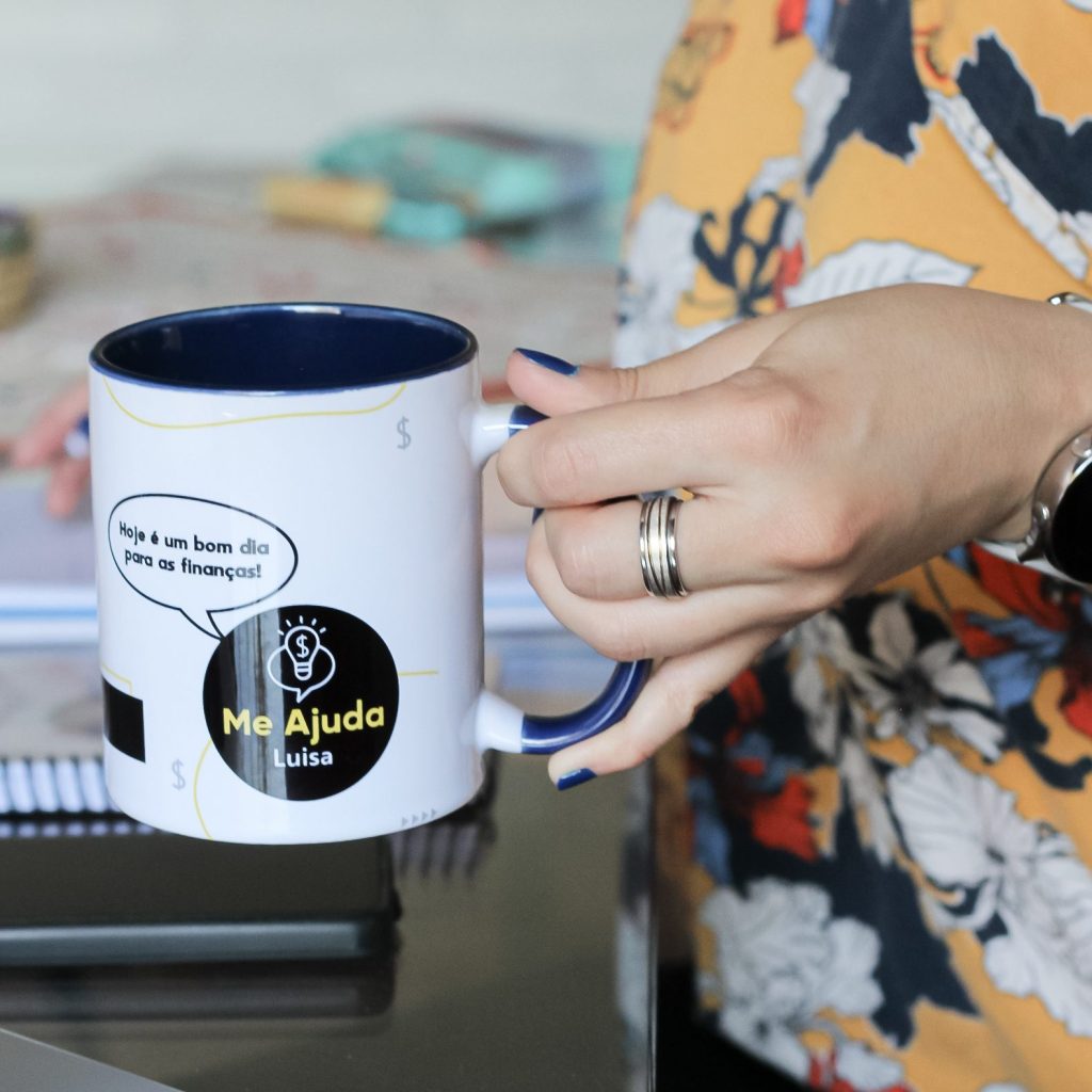 Caneca branca do Me Ajude Luisa